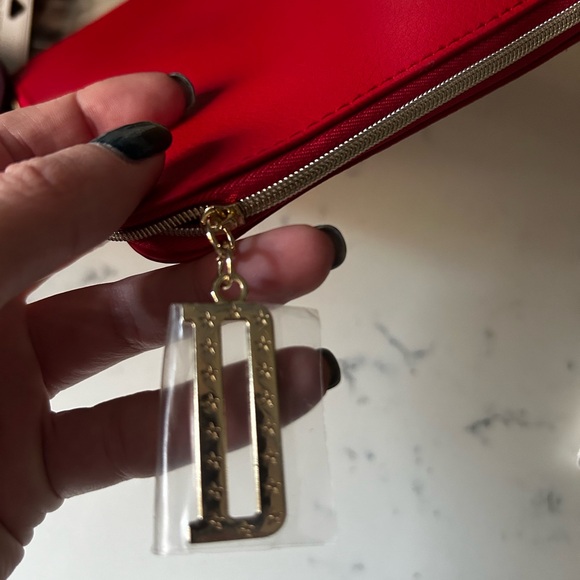 Dior New Red Beauty Pouch w/ Mini:
J’adore, Volume Mascara, Lash Primer Serum. - Picture 5 of 8
